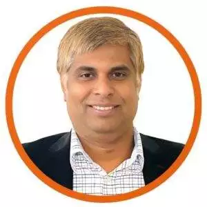 Professional data scientist connecting businesses with technology solutions for data, AI, and analytics success.