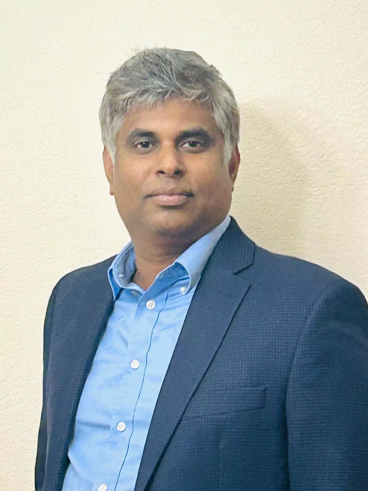 Professional data scientist connecting businesses with technology solutions for data, AI, and analytics success.